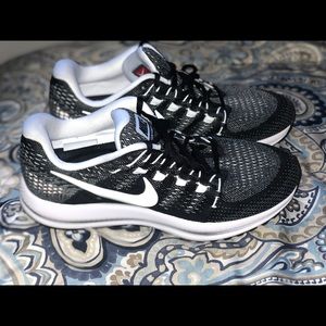 MEN NIKE AIR ZOOM VOMERO 12.  Size 11.5